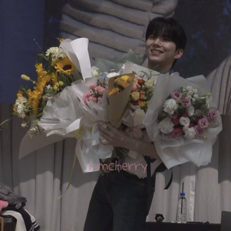 look at how many flowers monbebe gave kihyun 🥺