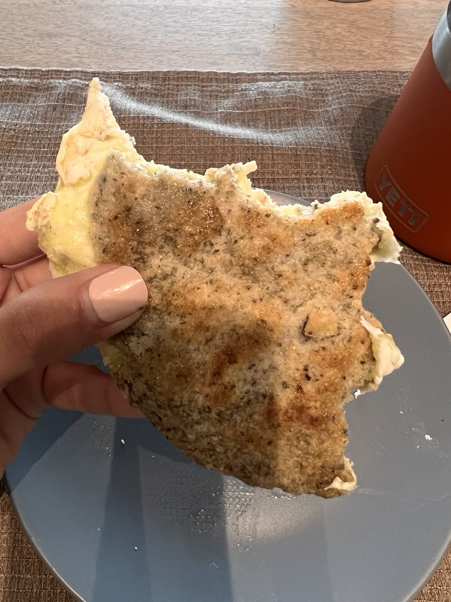 mariaandreas_'s tweet photo. “@RuiRicardinho que le pusiste a la arepa? Jamón, queso y qué más?”

Ricky: “Amor”

#arepalove https://t.co/hw0cWGCs79