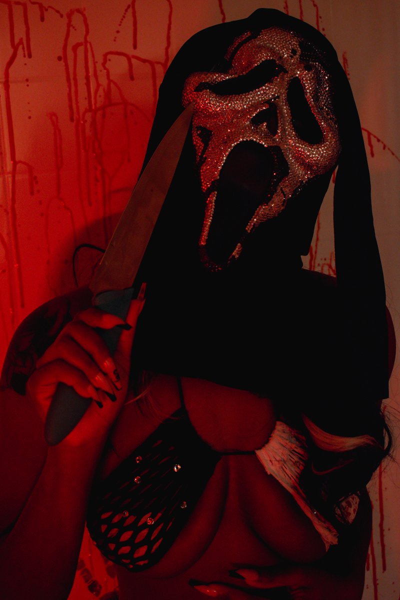 BFranny2013's tweet photo. What's your favorite scary movie? 😈

📷:@capturedbymal https://t.co/5UbdrMeLvD