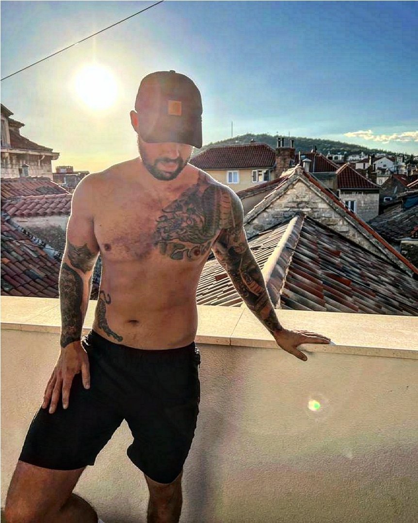 Time for my daily dose of Vitamin D. One of the most important essentials to my day. Boosting Testosterone, serotonin, helps to absorb calcium, vitamins K1 + K2 the lot! ☀️☀️☀️

Don't forget your daily intake. Does more than most of us can even imagine! 

#sunshine #vitaminD