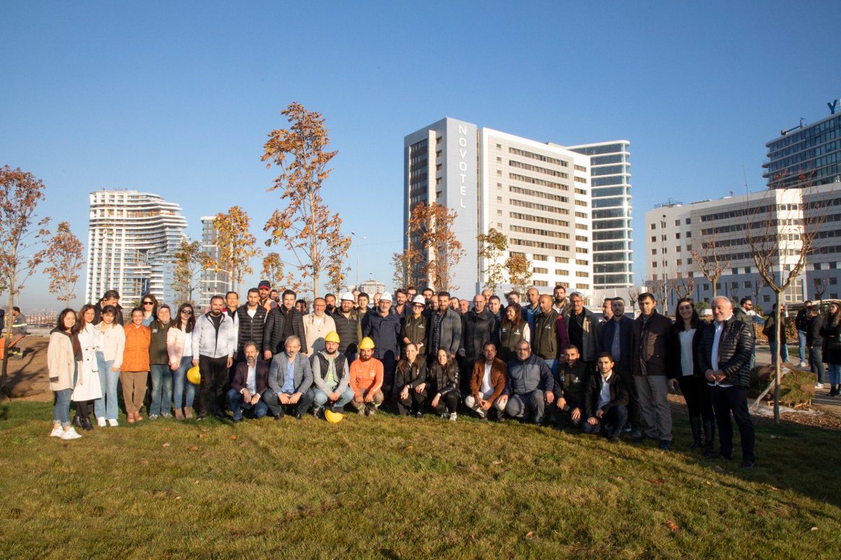 Zeytinburnu sahilinde açılışına sayılı günler kalan Balkan Şehirleri Parkı'nda incelemelerde bulunan Genel Müdürümüz Ali Sukas çalışma arkadaşlarımızla birlikte ağaç dikti, çim serdi ve toprak tesviyesi yaptı. 🌳🍃