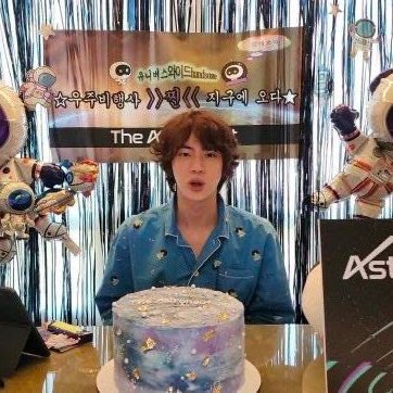 vminiecats's tweet photo. — #Jin sobre el servicio militar. 

🐹: Sobre mi alistamiento. Primero tengo que terminar este concierto en Argentina y volver a Corea. No será inmediatamente después de que regrese, pero pensé que BE sería el último álbum y estaba a punto de irme. (+) https://t.co/eLXV0RxxJv