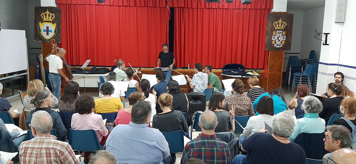 El pasado miércoles 26 de octubre nuestro colegio <a href="/trinitariosCO/">Colegio Stma. Trinidad Trinitarios Córdoba</a> <a href="/centrosFEST/">Fundación Educativa Santísima Trinidad</a> acogió un ensayo del <a href="/CoroOperaCordob/">Coro de Ópera</a> ,
dirigido por Miguel Romero, compositor de la obra Réquiem Aeternam que se estrenará el 4 de noviembre en El Carpio. ¡Qué placer disfrutar de vuestra música!