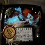 海鮮丼買ってきたら暗闇で光ってびっくり!発光細菌の仕業らしい。