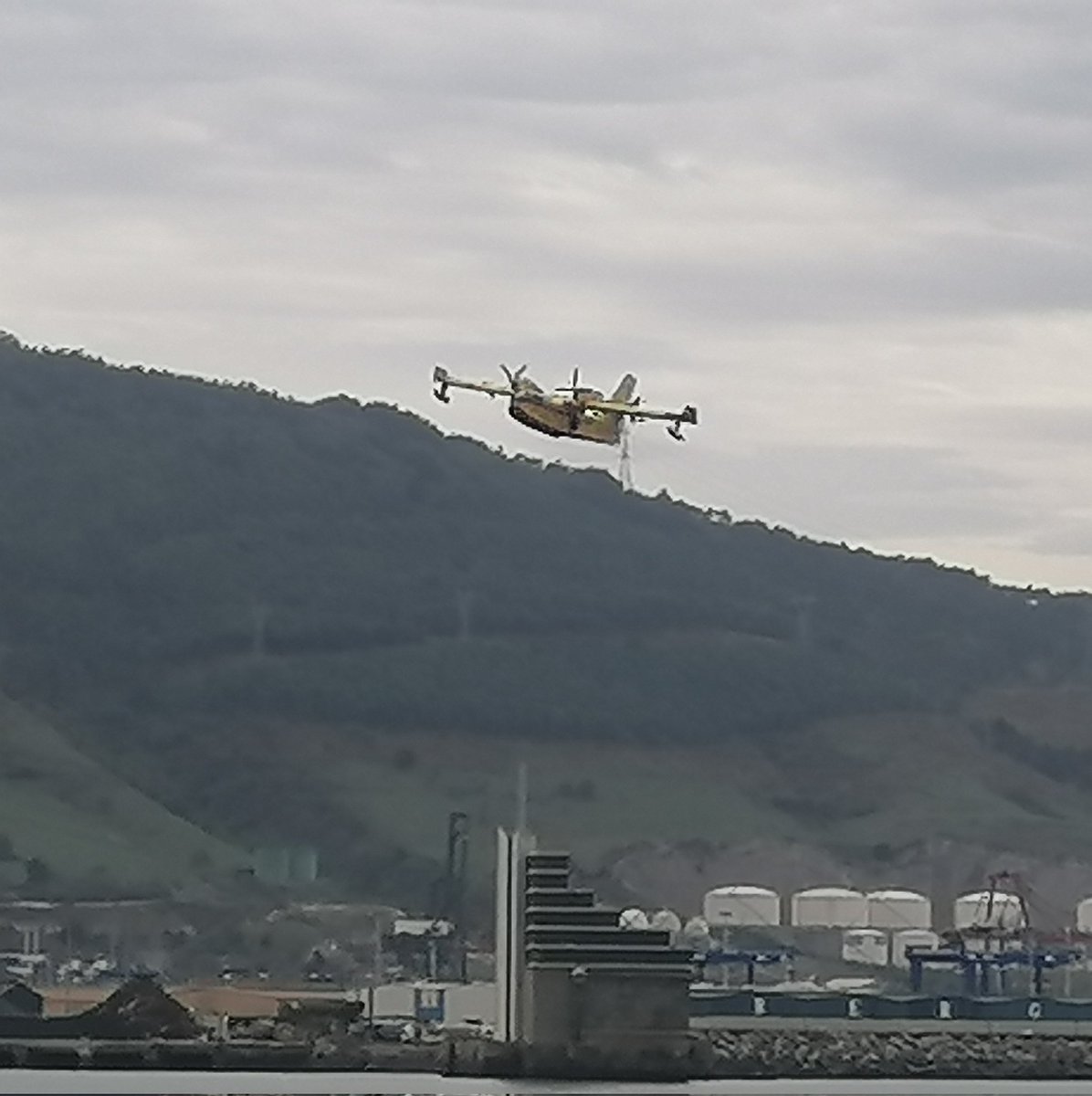gorka581's tweet photo. Significar el trabajo que tienen que estar realizando @controladores coordinando el tráfico del Aeropuerto de Loiu-Bilbao 🛫🛬 y la operación de los dos aviones anfibios del 43 Grupo (43-22 y 43-31) que intervienen en #IFBerango https://t.co/Da7Wj1GA5W