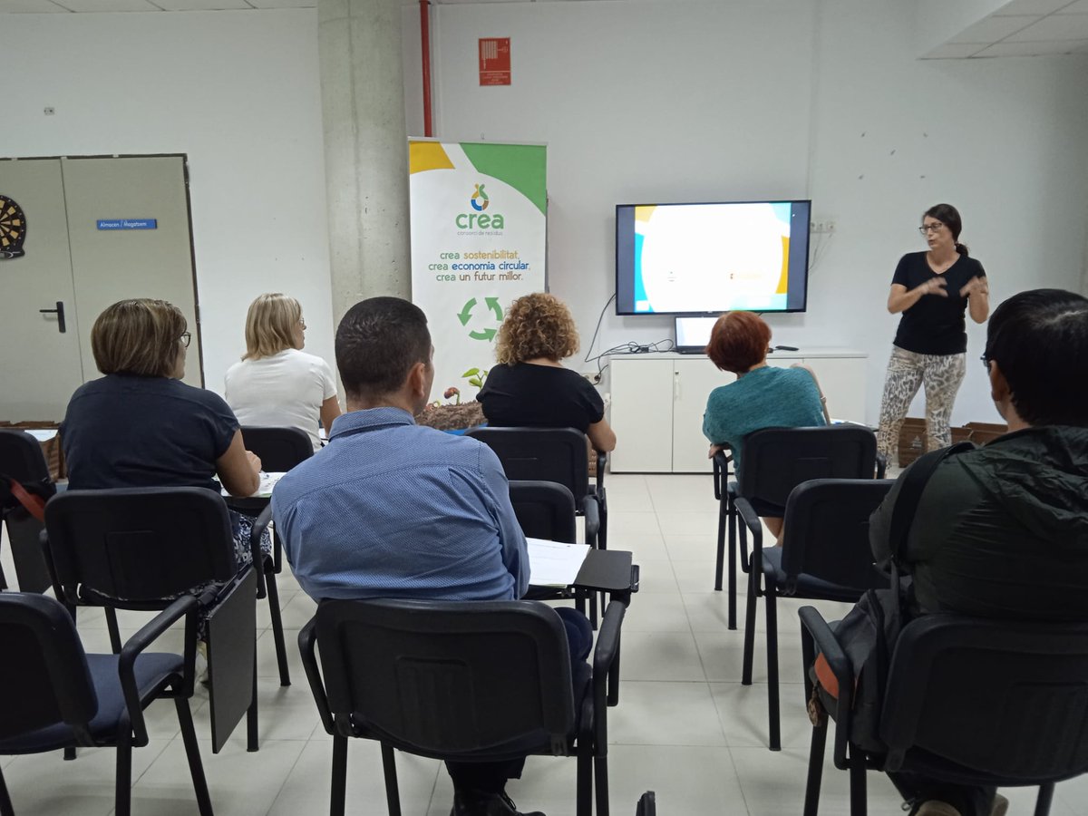 consorcio_crea's tweet photo. 📒 La formación es el punto de partida de cualquier proyecto que queramos implementar. Onil acoge una nueva sesión formativa sobre Compostaje Comunitario. #Compostaje #CREACompost #Compost @AytoOnil https://t.co/BKaLAshl2m