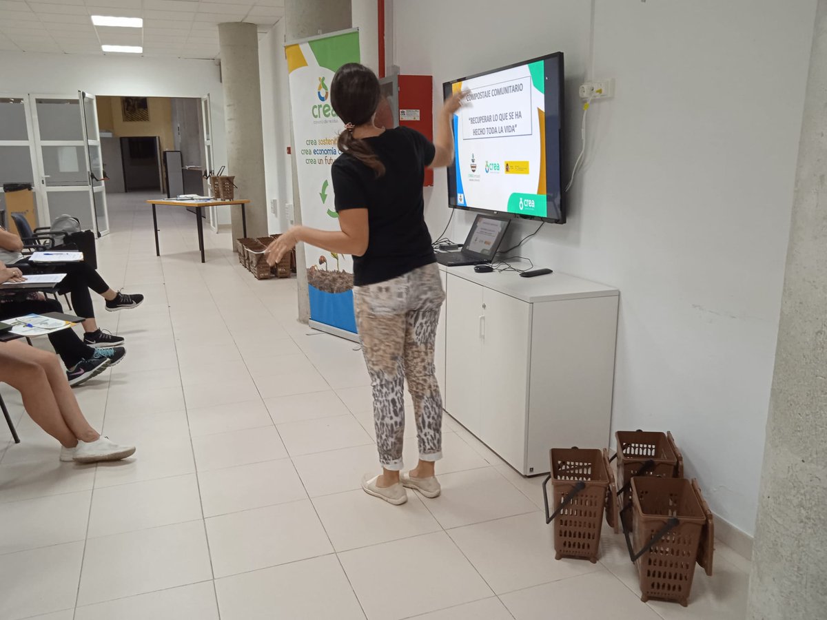 consorcio_crea's tweet photo. 📒 La formación es el punto de partida de cualquier proyecto que queramos implementar. Onil acoge una nueva sesión formativa sobre Compostaje Comunitario. #Compostaje #CREACompost #Compost @AytoOnil https://t.co/BKaLAshl2m