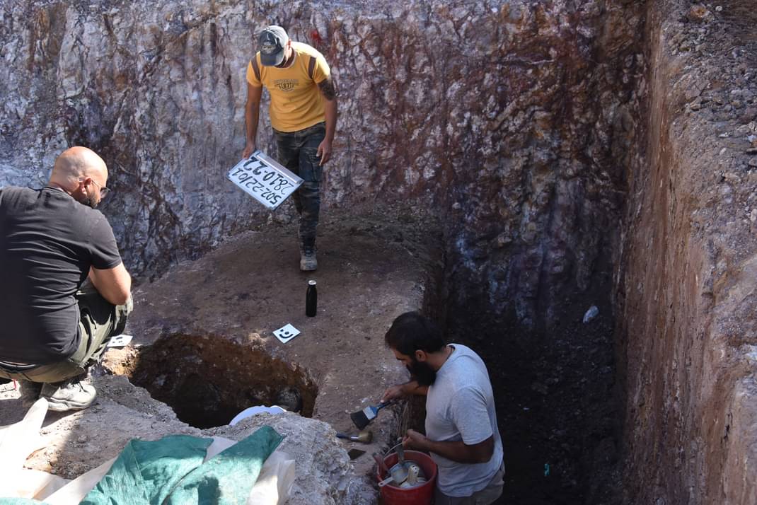 Larnaka’nın Trulli köyünde Kayıp Şahıslar Komitesince yürütülen kazıda 1963-1964 yıllarında Rumlar tarafından katledilen 4 Kıbrıslı Türk’ün kalıntılarına ulaşıldı.

Rumların kayıpları 1974 savaşından, bizimkiler 1957-1974 arasından. Türk askeri niye Kıbrıs'a geldi anladınız mı?