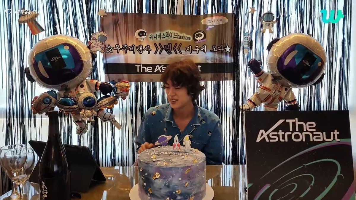 bts_1332010's tweet photo. The cake is so beautiful! https://t.co/FEbSMO7o7c