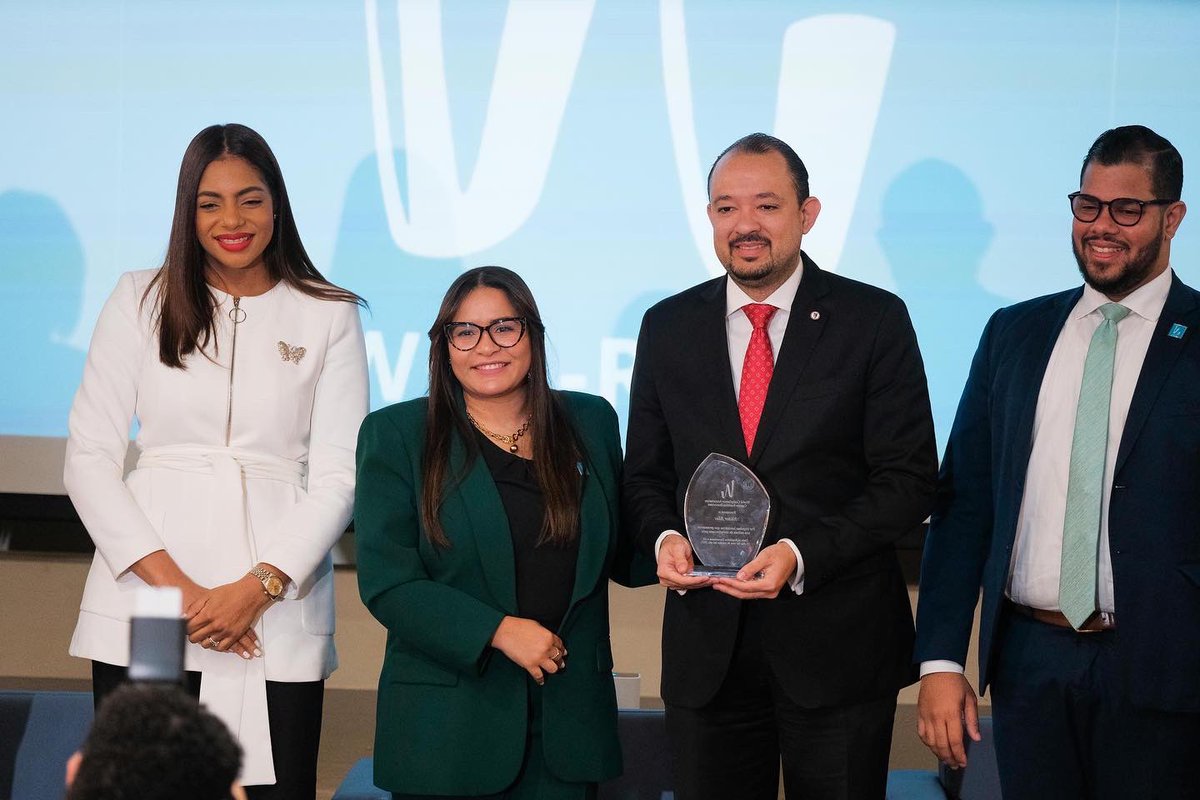 El 25 de octubre fui reconocido por la World Compliance Association (<a href="/worldcompl/">WORLD COMPLIANCE</a>), Capítulo República Dominicana🇩🇴, por impulsar iniciativas que promueven una cultura de cumplimiento en el país. Agradezco y valoro enormemente el gesto de la directiva.
