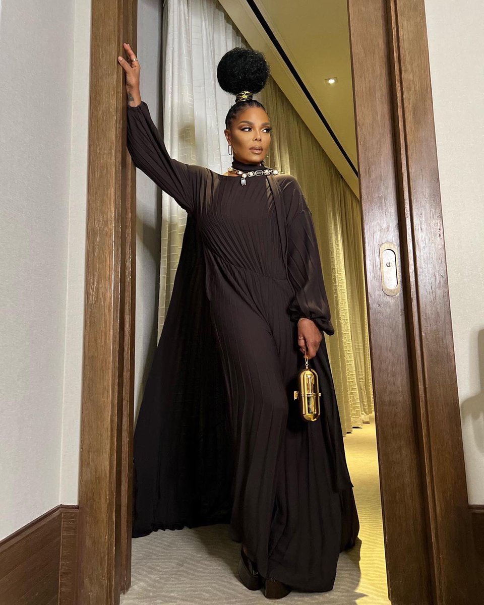JanetJackson's tweet photo. big, big love 🤎🤎🤎 @MaisonValentino 

MUA: prestonmakeup 
Hair: Ricky Fraser
Jumpsuit with cape: Valentino
Jewelry: Hairaat

#forevervalentino https://t.co/mgZAecWpFq