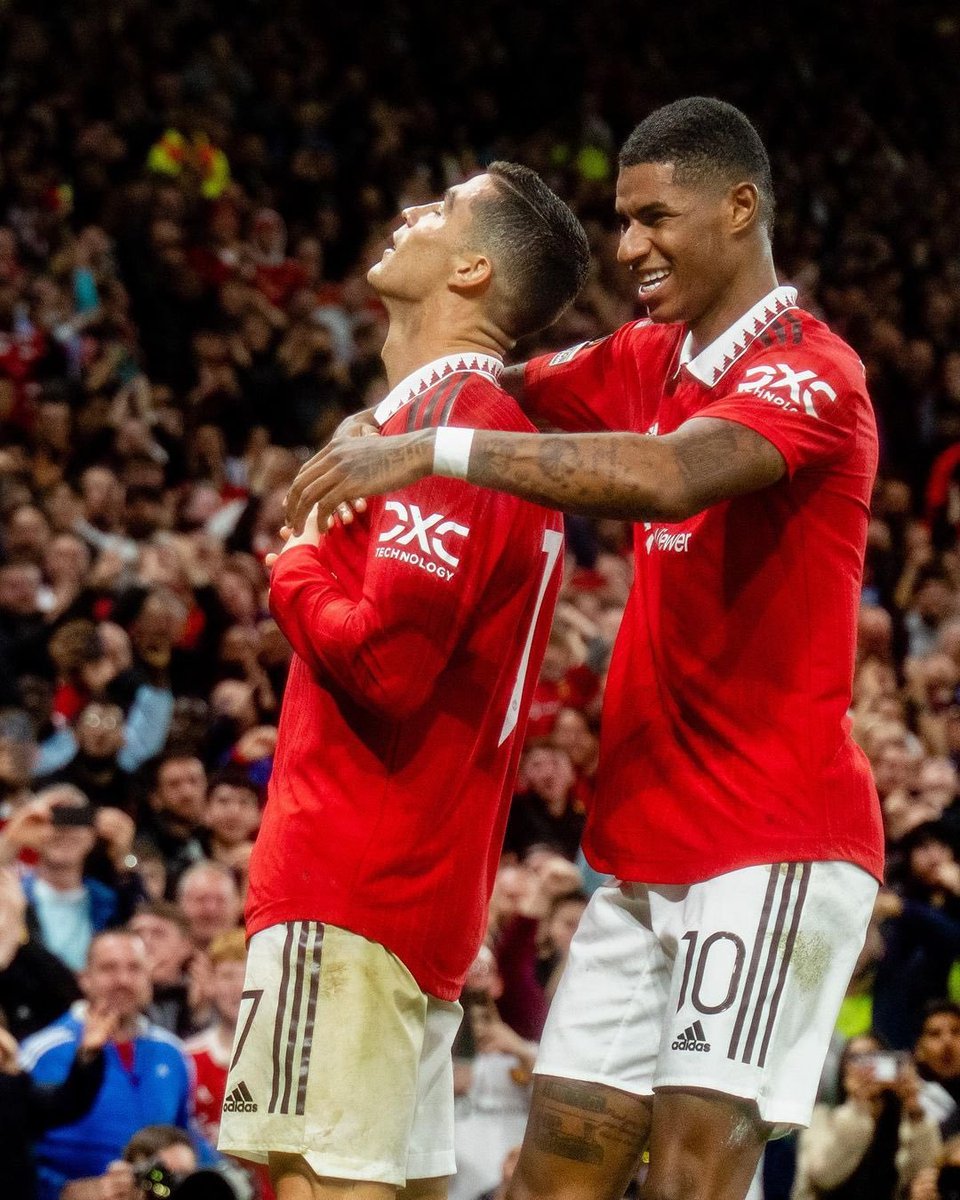 ArobaseGiovanny's tweet photo. Marcus Rashford sur Instagram avec Cristiano Ronaldo :

"Le meilleur de tous les temps" https://t.co/ZBD2LeopeW