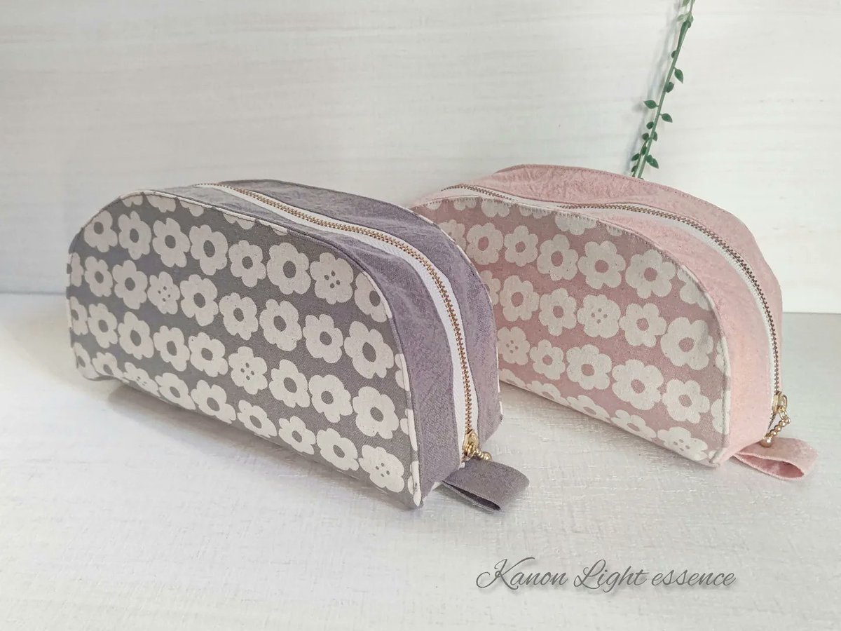 HandmadeKanon's tweet photo. 北欧調の小さな花が並んだ
生地で半月ポーチを作りました
内布は、小さなモ��ッカン柄を使いました
色違いのくすみグレー色も作りました😊
#ハンドメイド好きさんと繋がりたい #ハンドメイドポーチ #北欧柄 #ハンドメイド好きな人と繋がりたい https://t.co/DIHc4jLhhX