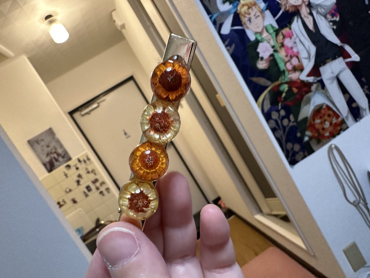 akuarand's tweet photo. 友達へ贈る|ω·)و ̑̑༉
向日葵のような彼女(題名)

11月入ったらその彼女と飲み放題食べ放題行ってきますよ(笑)
( *¯  ¯*)ﾑﾌﾌ美味しいもの🍀
 #レジンアクセサリー  #レジン  #ヘア���リップ  #ドライフラワー https://t.co/HJnV0Psqil