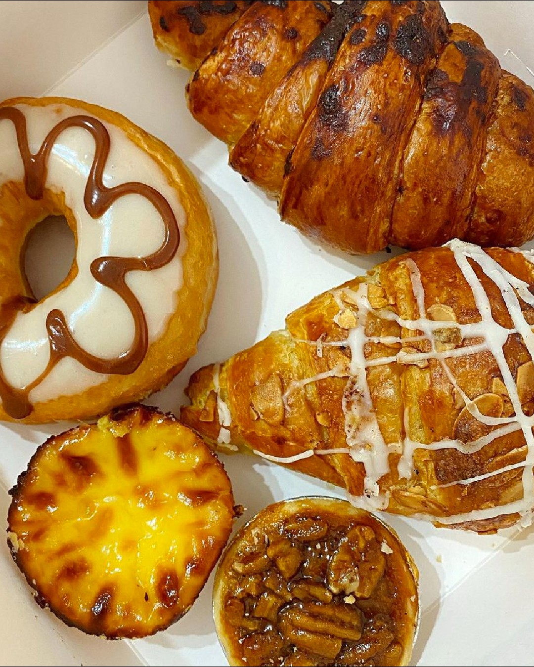 Joburg bakery Fournos, freshly baked bread, quality pastries, Rosebank branch, Dunkeld café, Bedfordview bakery, artisan sandwiches, breakfast café, fresh juices, healthy snacks, vegan-friendly options, gluten-free treats, bakery interior, cozy café atmosphere, event catering Johannesburg, popular local eatery, Joburg ETC