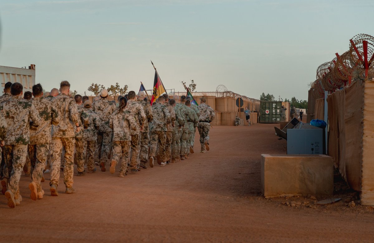 Bei #MINUSMA in Mali nahmen mehrere Nationen am „In Memoriam“ Lauf teil. Die #BundeswehrimEinsatz stellte ebenfalls für die Veranstaltung eine Delegation von etwa 100 Soldatinnen und Soldaten, die dem Gedenken verstorbener litauischer und ukrainischer Soldaten dient. @UN_MINUSMA