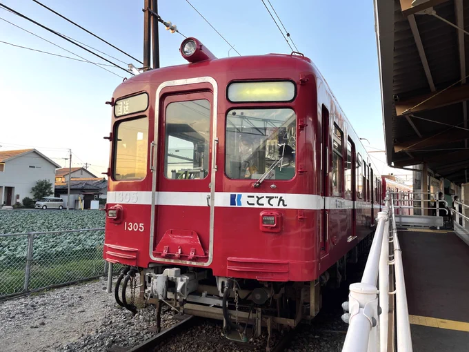 京急カラーの赤い電車とレトロ電車 