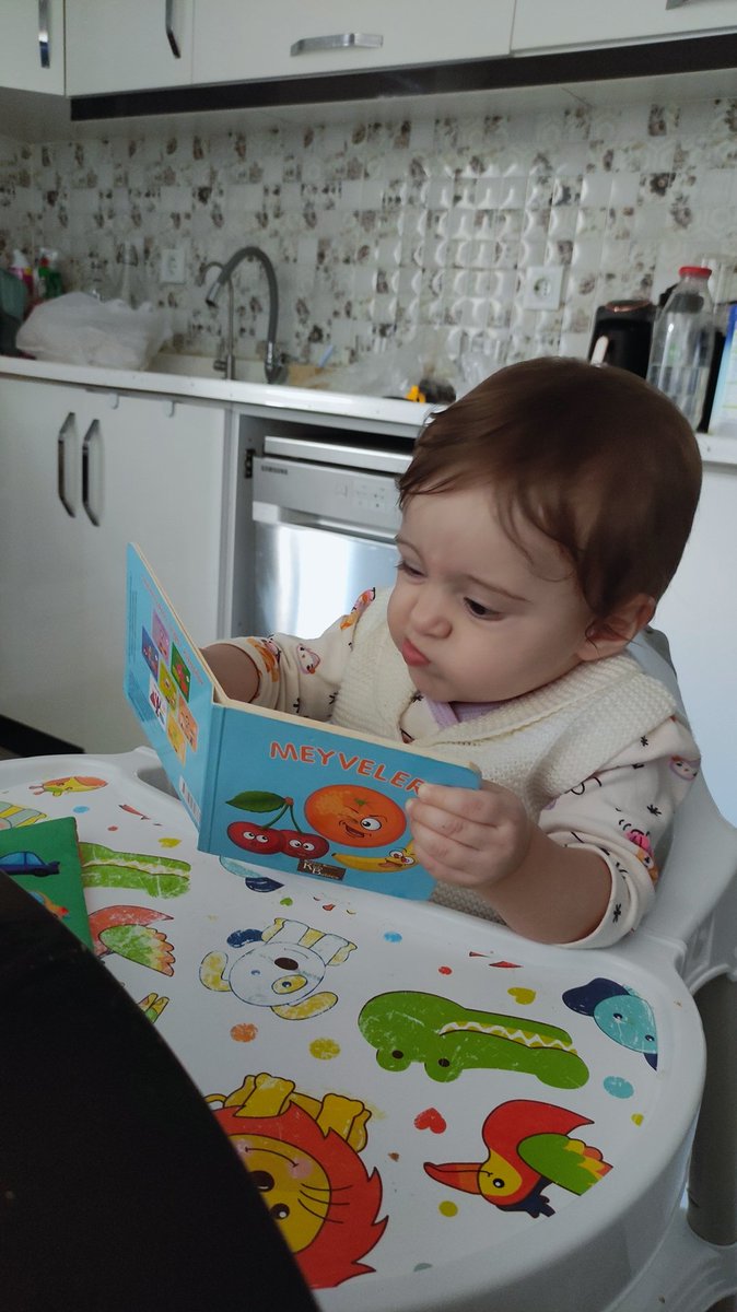 gulayyby's tweet photo. okuyormuş gibi yapımda halam beni salsın aahjsjsjs https://t.co/BsNPNHQRLh