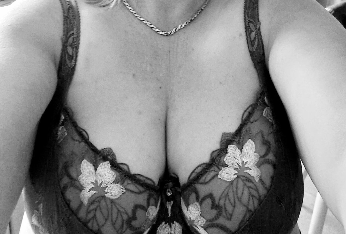 VEstmoi's tweet photo. Déjà le dernier jours de la semaine alors #bo vendrediseins à toutes et tous 💋 https://t.co/j265JLV0aH