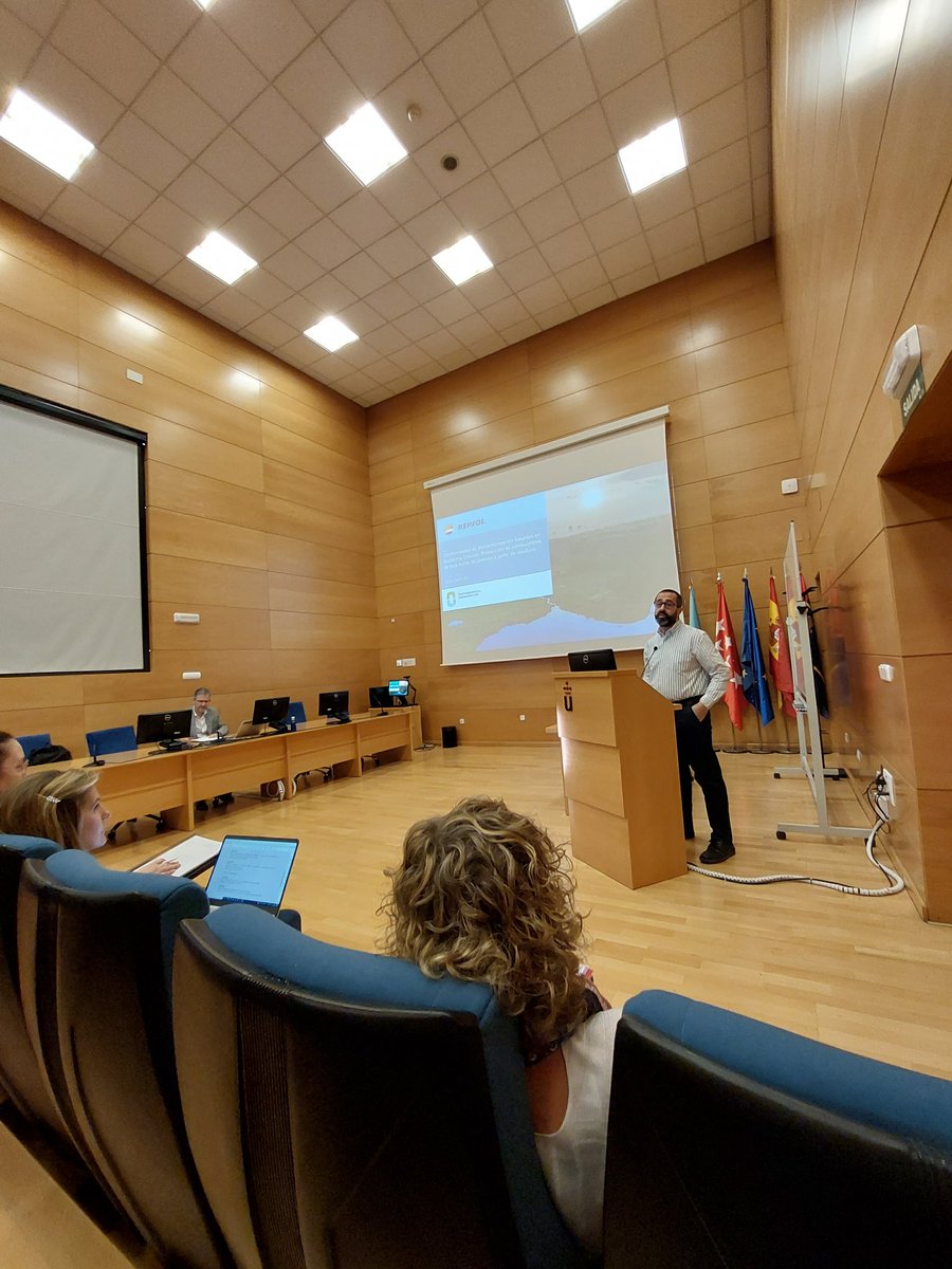 UPGRESProject's tweet photo. Comenzamos el primer taller de investigación del #UPGRESProject en la @urjc con la intervención de Vicente Bernal, de @Repsol, que nos habla sobre oportunidades de descarbonización basados en #economíacircular y producción de combustibles de baja huella de carbono. https://t.co/CvUhW44IRk