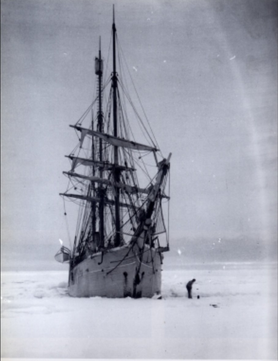 The ´Belgica´ the ship of the Belgian Antarctic Expedition of 1897–1899 stuck in the Antarctic ice. This expedition, led by baron de Gerlache, is considered the start of the Heroic Age of Antarctic Exploration. The crew was the first ever to overwinter in the Antarctic.