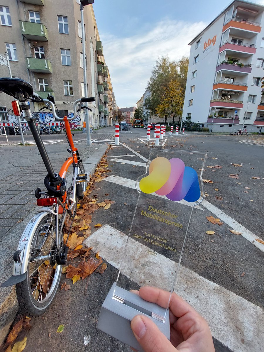 Am Tag danach: Mit dem Mobilitätspreis <a href="/DMP_innovativ/">Deutscher Mobilitätspreis</a> für <a href="/VelobserverZH/">VelObserver ||| velobserver@verkehrswende.social</a> noch etwas Gassi gehen und ein paar modale Filter anschauen. Gefällt auch dem Brompton.