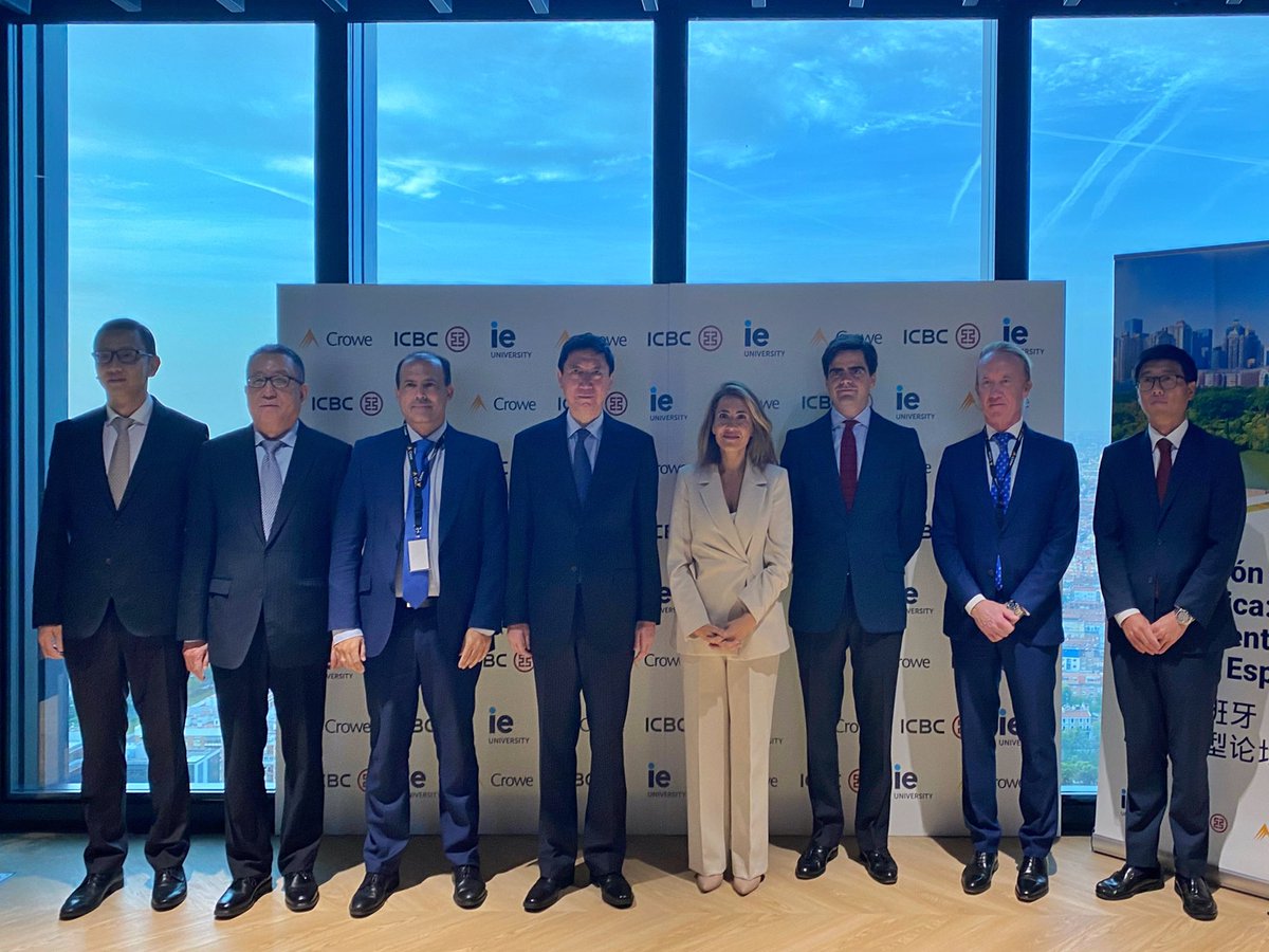PabloSunLi's tweet photo. “Dialogue between cultures is essential to build a more peaceful and sustainable future.” said @diego_alcazar, CEO @IEuniversity, at the Energy Transition Dialogue between Spain and China, co-organized with ICBC Bank &amp; @CroweSpain at #IETower. https://t.co/lCnHEou8bD