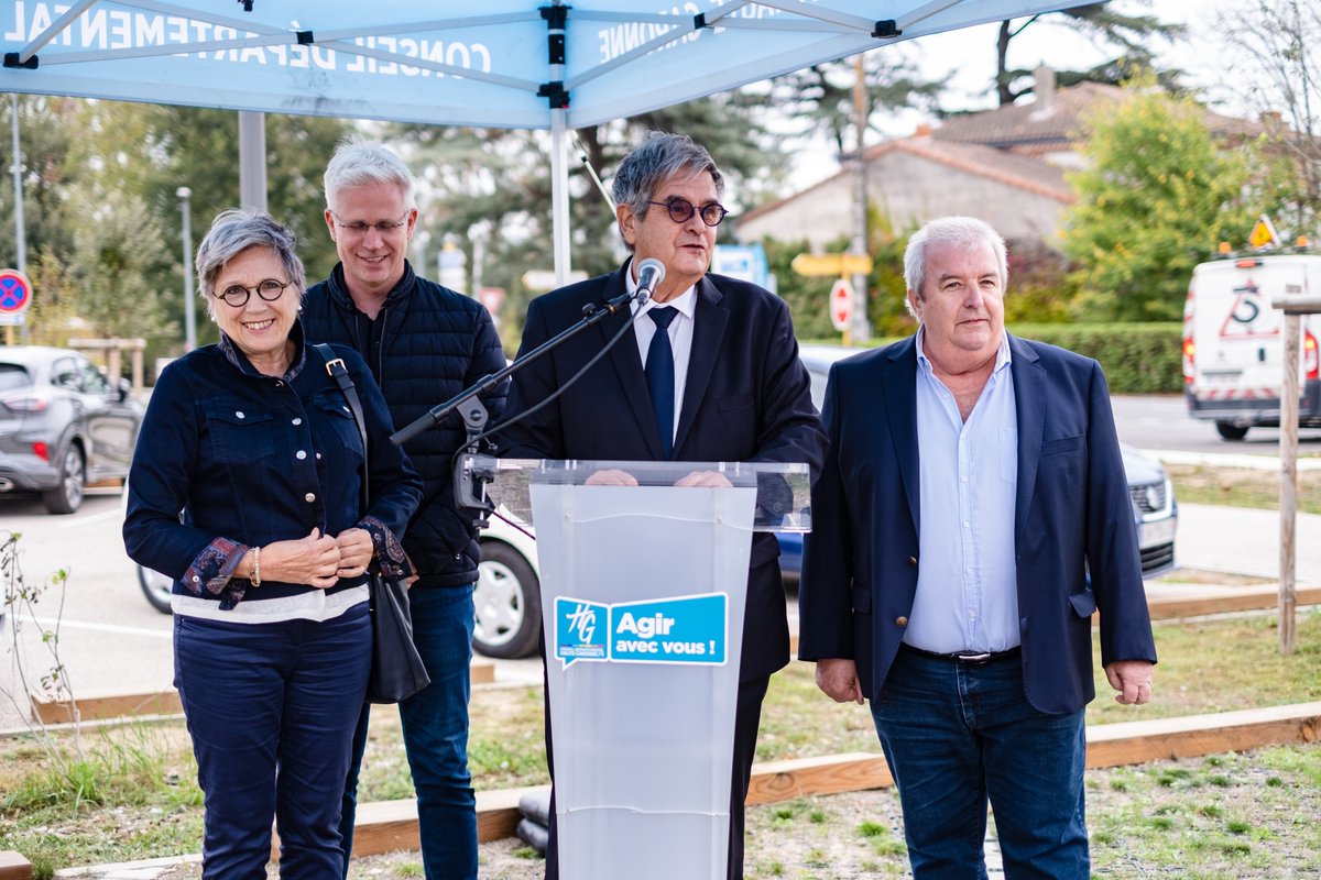 GeorgesMeric's tweet photo. Je suis heureux d’avoir inauguré l'aire de #covoiturage nouvelle génération du #Fauga, financée par la @HauteGaronne, équipée de box à vélos et de panneaux photovoltaïques ! - avec @MtineCROQUETTE, @FabreJM31, @JulienKLOTZ, Jérôme Bouteloup, et Jean-Marie Puig. https://t.co/ryasjEBKyv
