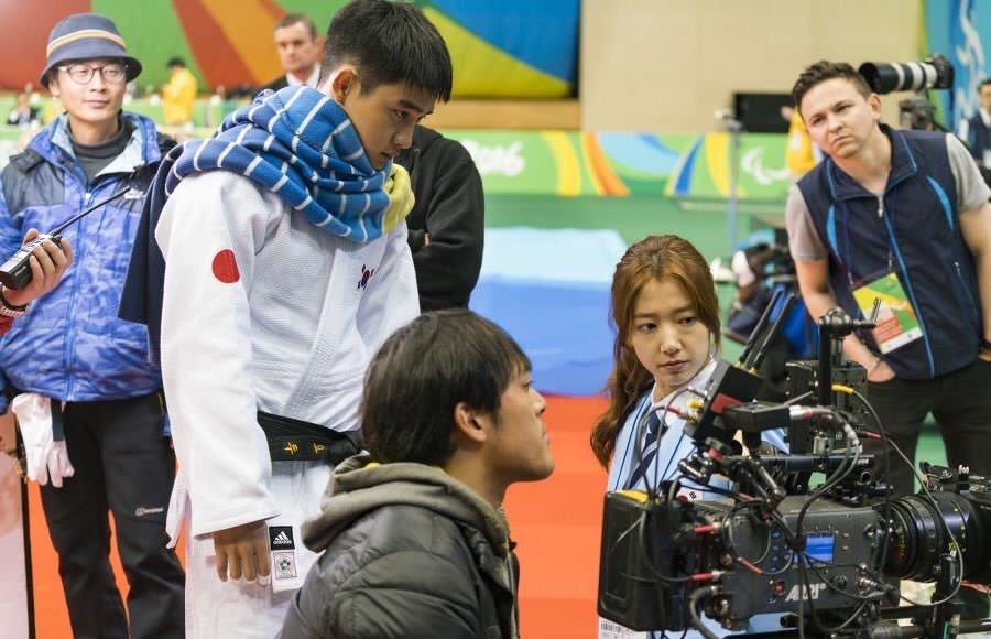 dohfree's tweet image. Man at the job, another working day for Kyungsoo