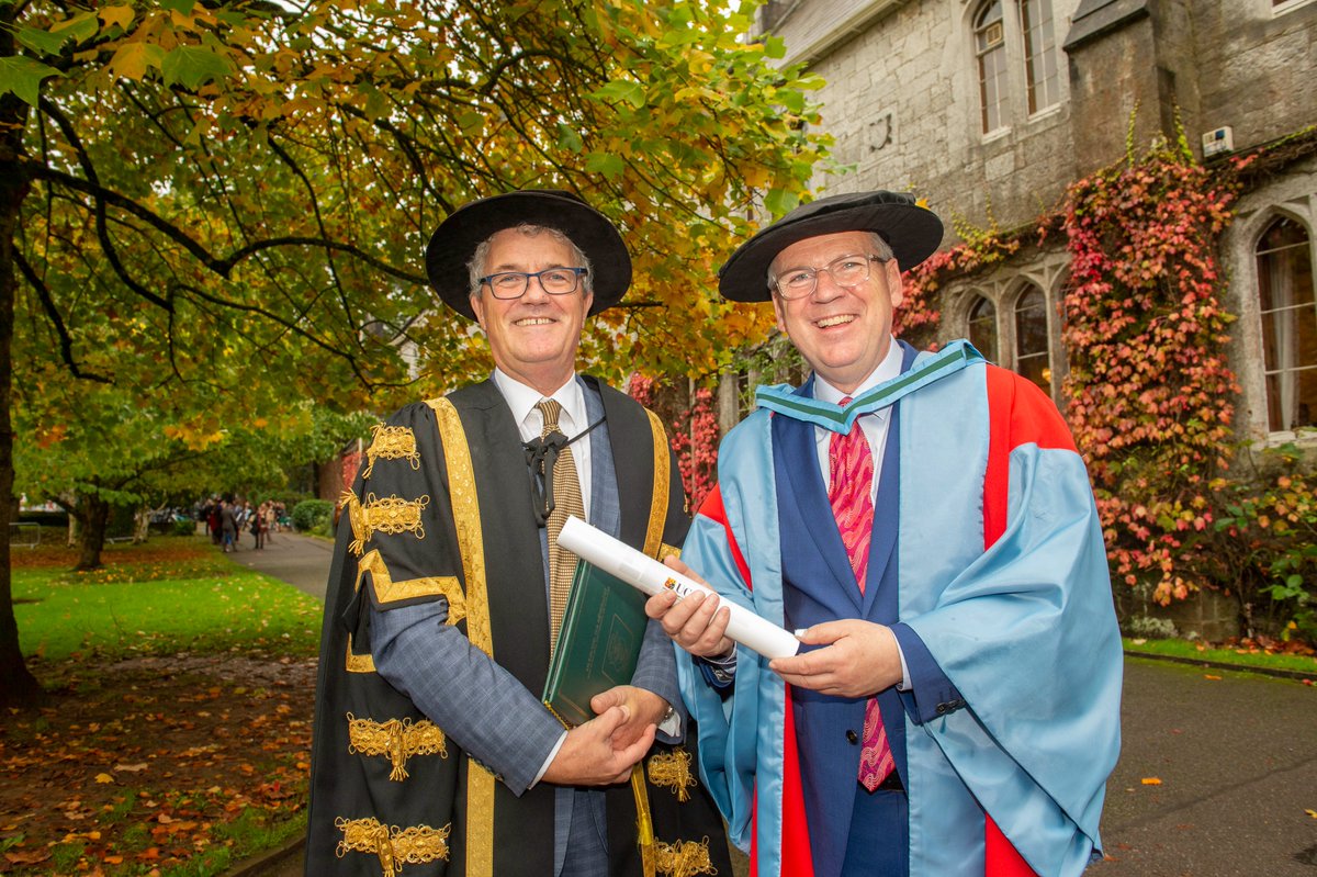 Congratulations to @rte journalist, producer, and presenter Derek Mooney, who has been presented with a @UCC Honorary Doctorate in Science in recognition of his immense contribution to the field of natural history broadcasting. ucc.ie/en/news/derek-…