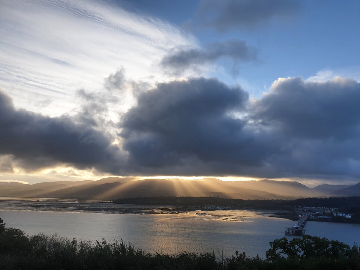 Morning 👋🏻

#Anglesey #NorthWales #AutumnSunrise #Snowdonia #SnowdoniaMountains