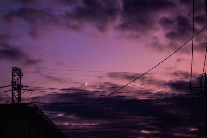夕暮れ 久しぶりの細い月 