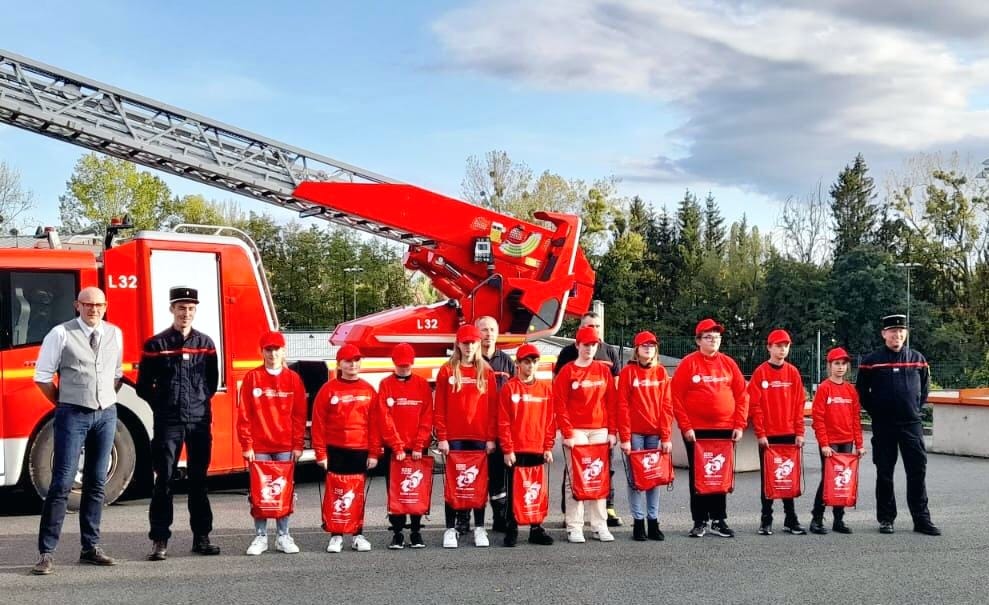 sdis67's tweet photo. [CADETS] Lancement de la 3e promotion de cadets de la sécurité civile au collège Des Racines et Des Ailes à #Drulingen. 
Félicitations à ces jeunes citoyens engagés 👍
Plus d'informations sur les classes de cadets ▶️https://t.co/nVyP1UGfNg https://t.co/n8tbuTYXY1