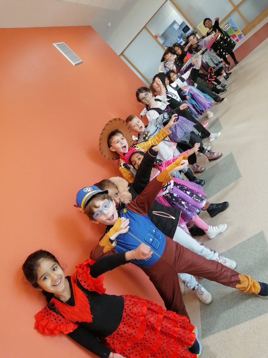 GriffeenVETNS's tweet photo. More Dress up day fun at GVETNS! #EducateTogether#One DayTogether https://t.co/dlGFrA06Ld