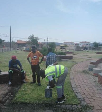 RekordNewspaper's tweet photo. #Nellmapius residents revamp community park
βCommunity parks have turned into hide-outs for criminals and drugs addicts.β https://t.co/PQsSUBlS6b https://t.co/a1gqYHL4Ru