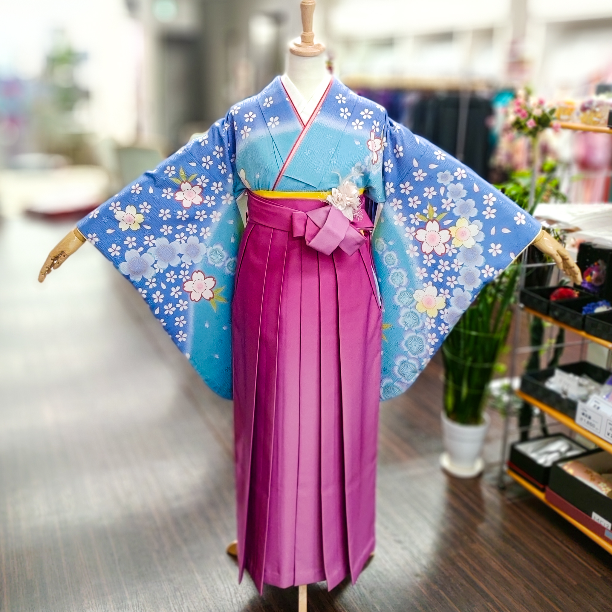 お値下げ不可 上品なグラデーション生地に刺繍の草花が美しい訪問着