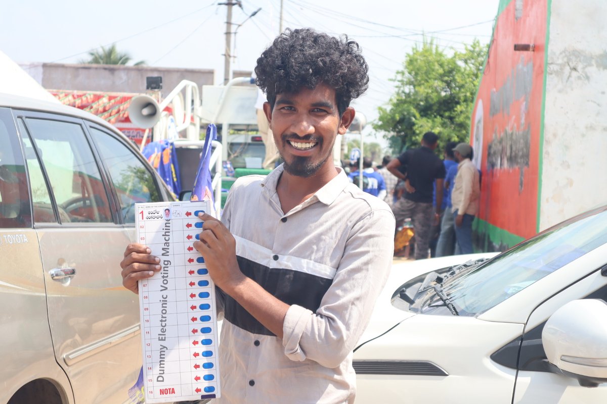 vamshi_icon_'s tweet photo. అందరి కోసం
అమరుల త్యాగాల కోసం 
అన్యాయపు పాలన పై
అవినీతి దోపిడీ పై యుద్ధం
రండి సమరానికి సిద్ధం కండి
ఏనుగు గుర్తుకు ఓటు వేయండి @RSPraveenSwaero #MunugodeWithBSP https://t.co/5cPN5yuSPG