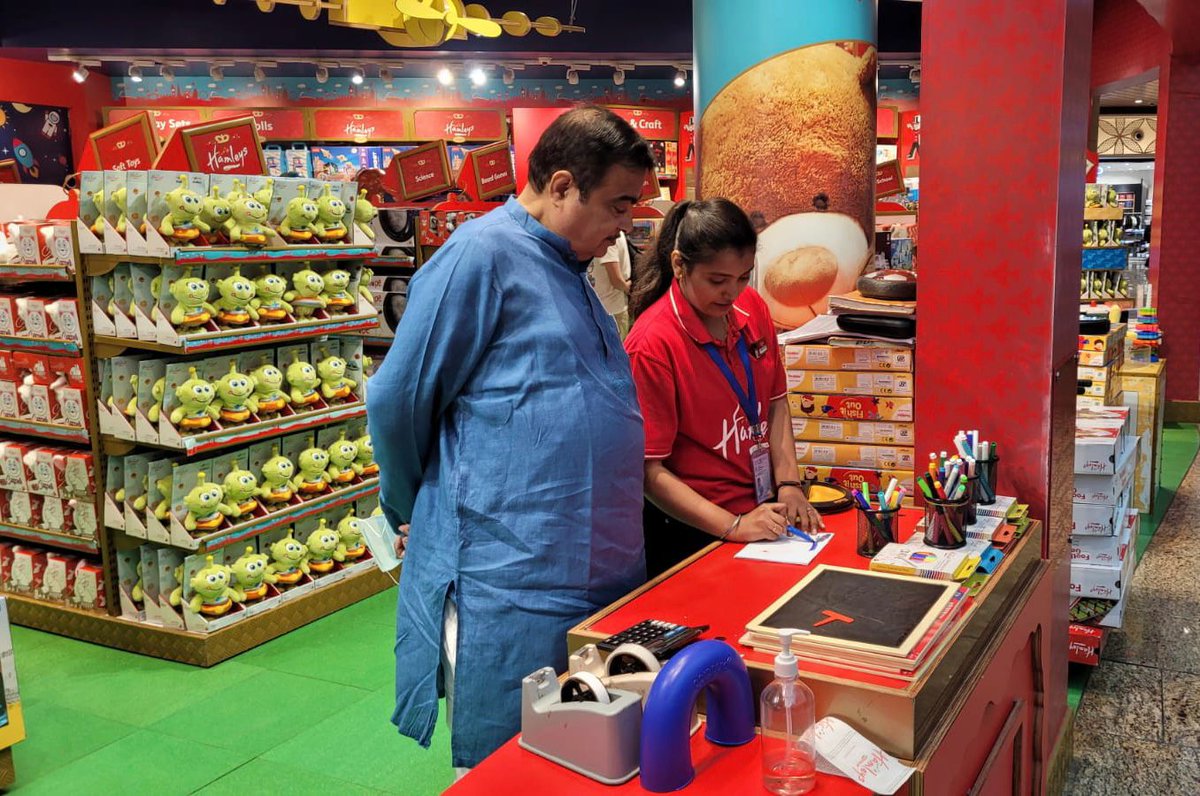 business_today's tweet photo. Union Minister Nitin Gadkari visits a Hamley's store to purchase a surprise gift for his grandson. | @nitin_gadkari #hamley #UnionMinister https://t.co/nGfMyDimla