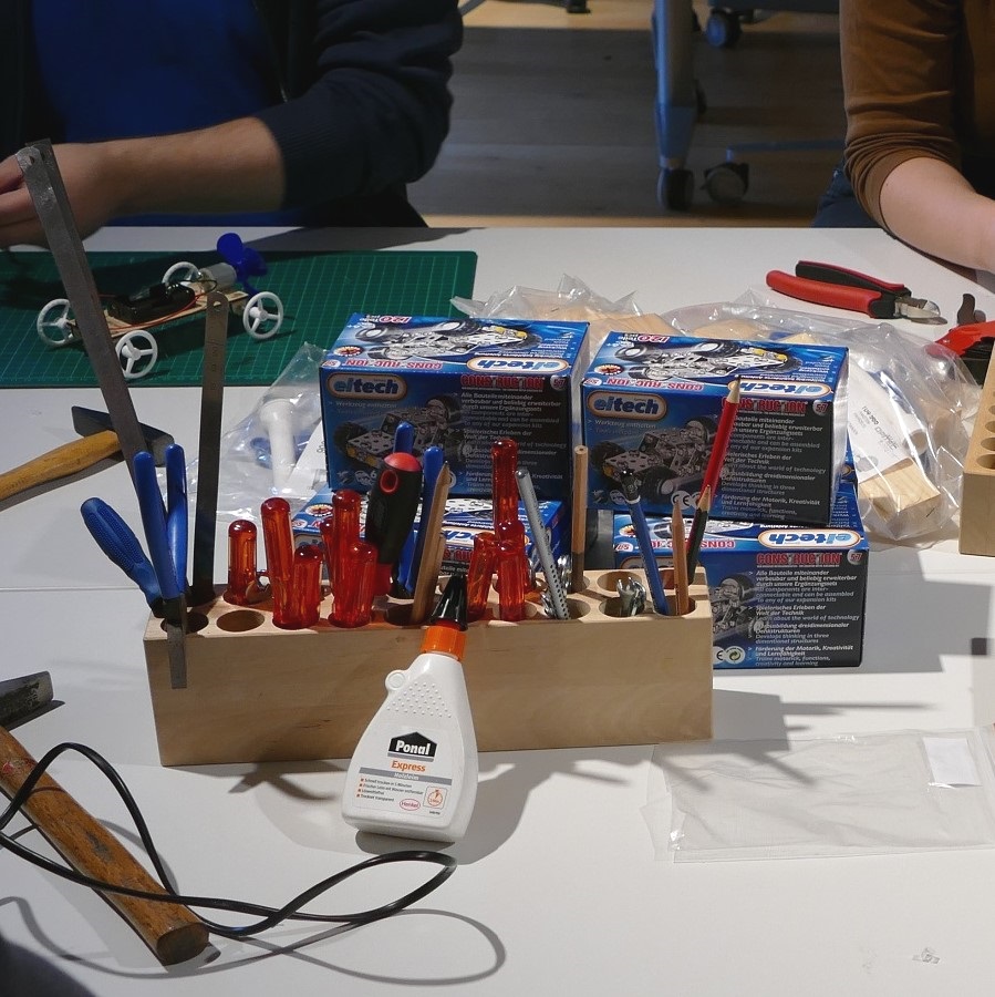 PS_SPEICHER's tweet image. #Herbstferienprogramm 2022: Ob beim Bau von #Knatterbooten oder #Metall-#Automobilen - während der #PSSPEICHER-#Ferienaktion tauchten zahlreiche Kinder in die Welt der Tüftler ein. Unterstützt von Museumspädagogen und PS.Piloten machten sie sich fleißig im #HUBraum ans Werk.