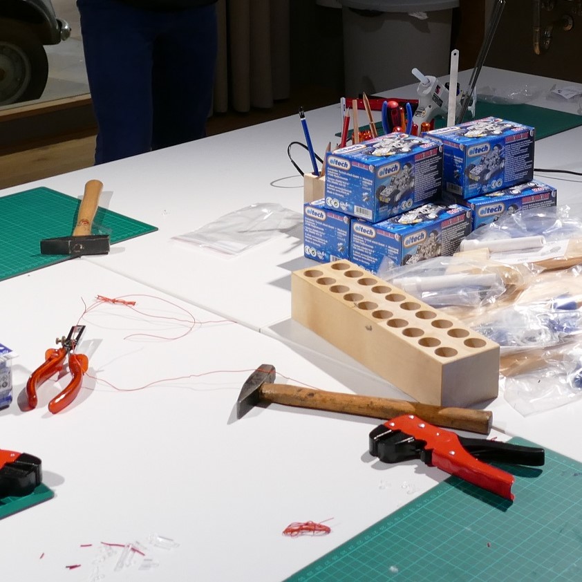 PS_SPEICHER's tweet image. #Herbstferienprogramm 2022: Ob beim Bau von #Knatterbooten oder #Metall-#Automobilen - während der #PSSPEICHER-#Ferienaktion tauchten zahlreiche Kinder in die Welt der Tüftler ein. Unterstützt von Museumspädagogen und PS.Piloten machten sie sich fleißig im #HUBraum ans Werk.