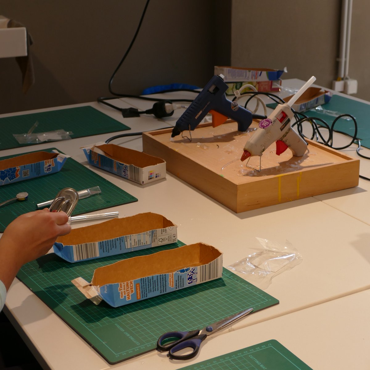 PS_SPEICHER's tweet image. #Herbstferienprogramm 2022: Ob beim Bau von #Knatterbooten oder #Metall-#Automobilen - während der #PSSPEICHER-#Ferienaktion tauchten zahlreiche Kinder in die Welt der Tüftler ein. Unterstützt von Museumspädagogen und PS.Piloten machten sie sich fleißig im #HUBraum ans Werk.