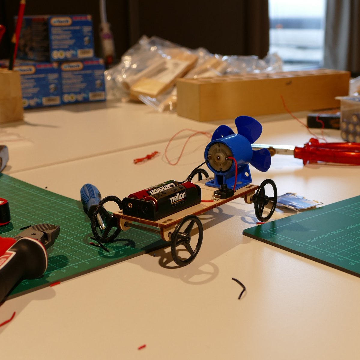 PS_SPEICHER's tweet image. #Herbstferienprogramm 2022: Ob beim Bau von #Knatterbooten oder #Metall-#Automobilen - während der #PSSPEICHER-#Ferienaktion tauchten zahlreiche Kinder in die Welt der Tüftler ein. Unterstützt von Museumspädagogen und PS.Piloten machten sie sich fleißig im #HUBraum ans Werk.