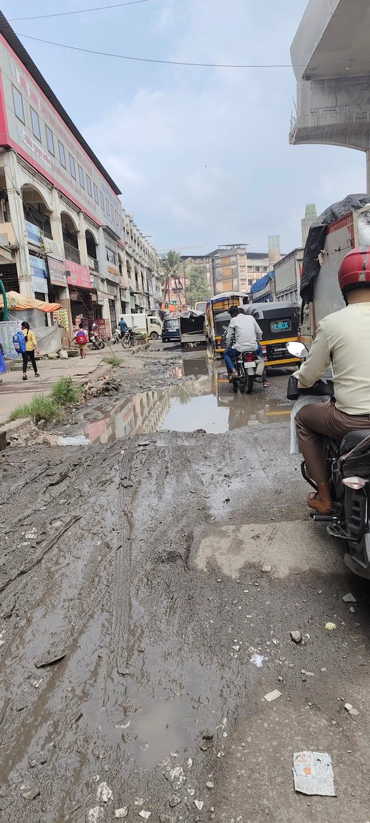 QueenofThane's tweet photo. While @MMRDAOfficial is making metro in Bhiwandi, it cant repair roads under the metro. Dont forget all local politicians silence in this area. #Mumbai #thane #bhiwandi https://t.co/uRVDIy6KO3