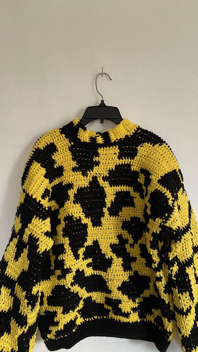 OreAkinde's tweet photo. I made My very first two toned tapestry sweater, it took about 12 days(265 hours) to make. Yes it’s totally handmade.
Price: $200

If you ever come across this, Please take time out to RETWEET this my handiwork to your TL 💛🖤 https://t.co/v8ioGY68Pp