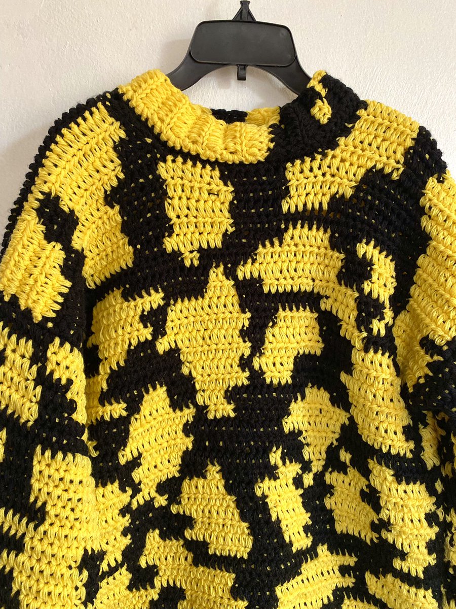 OreAkinde's tweet photo. I made My very first two toned tapestry sweater, it took about 12 days(265 hours) to make. Yes it’s totally handmade.
Price: $200

If you ever come across this, Please take time out to RETWEET this my handiwork to your TL 💛🖤 https://t.co/v8ioGY68Pp