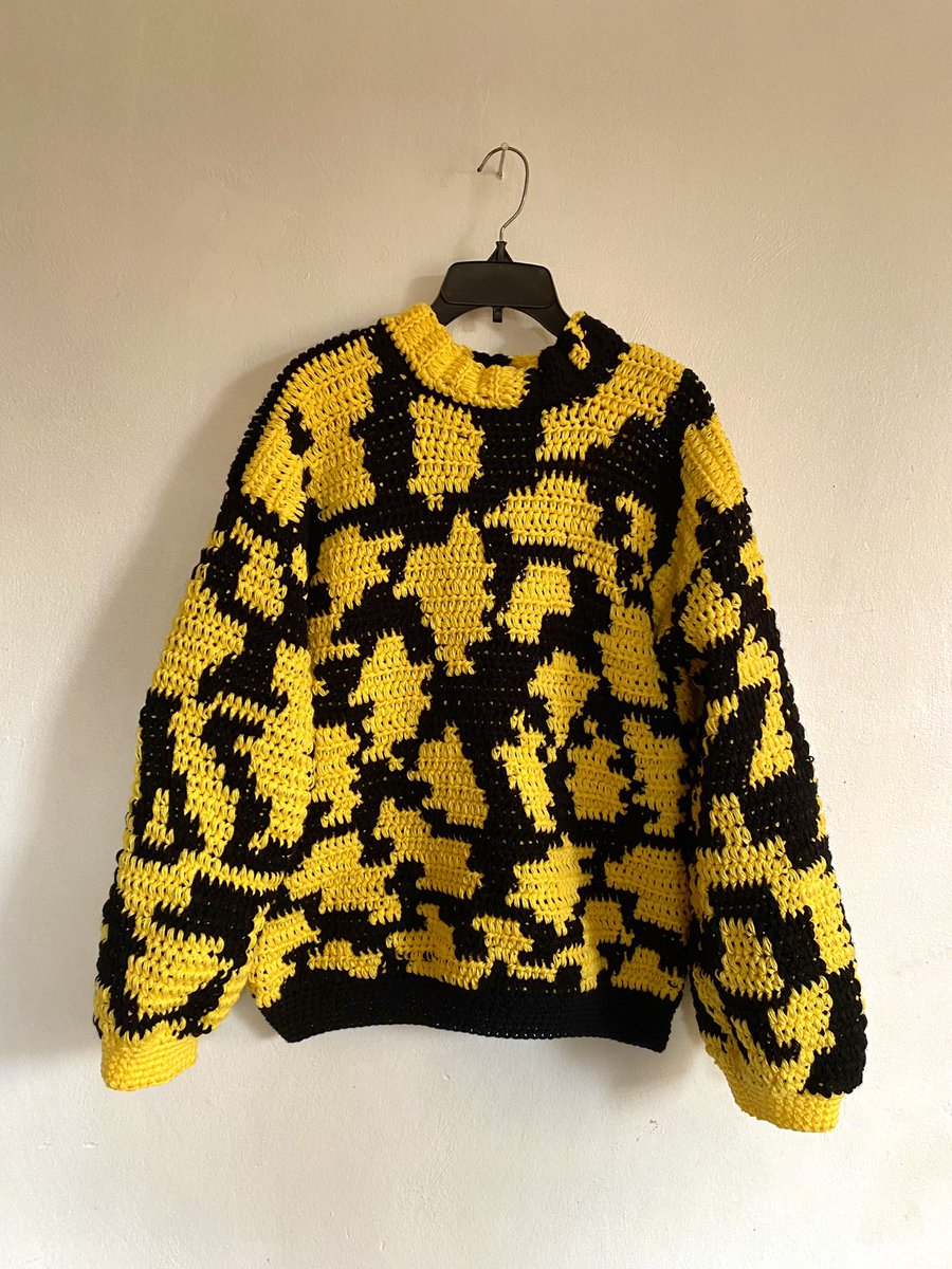 OreAkinde's tweet photo. I made My very first two toned tapestry sweater, it took about 12 days(265 hours) to make. Yes it’s totally handmade.
Price: $200

If you ever come across this, Please take time out to RETWEET this my handiwork to your TL 💛🖤 https://t.co/v8ioGY68Pp