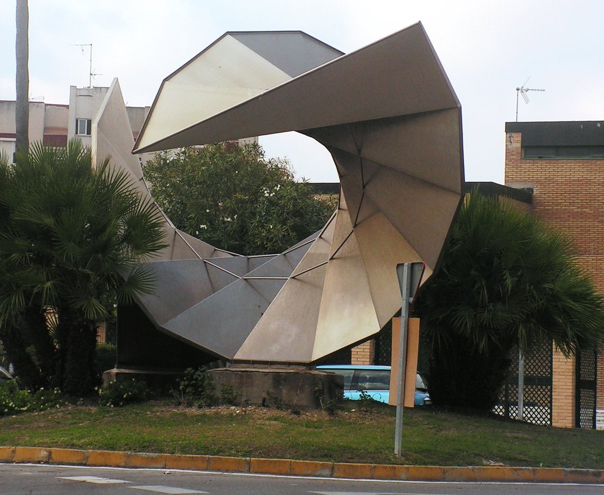 pepemocho's tweet photo. @HoyPorHoy 
El mojon de mazinger
#Algeciras 
En la plaza de la Constitución, pretende ser un homenaje a un volante de un traje de gitana https://t.co/NVJDdGcaHz