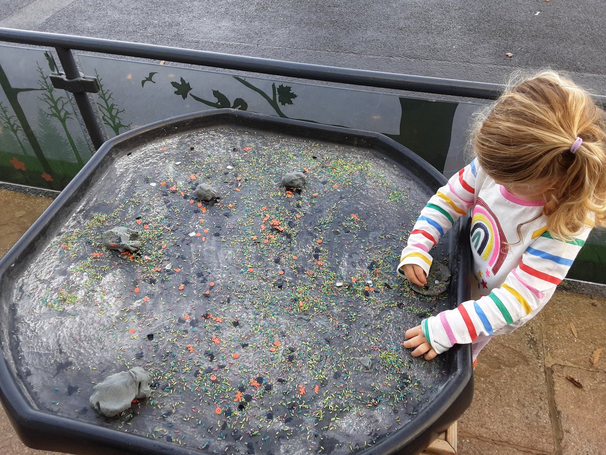 Badgers and owls are enjoying some spooky playdough and slimy messy play this morning #Halloween <a href="/ashbridgeschool/">Ashbridge School</a> <a href="/OwlsAshbridge/">OwlsAshbridge</a>
