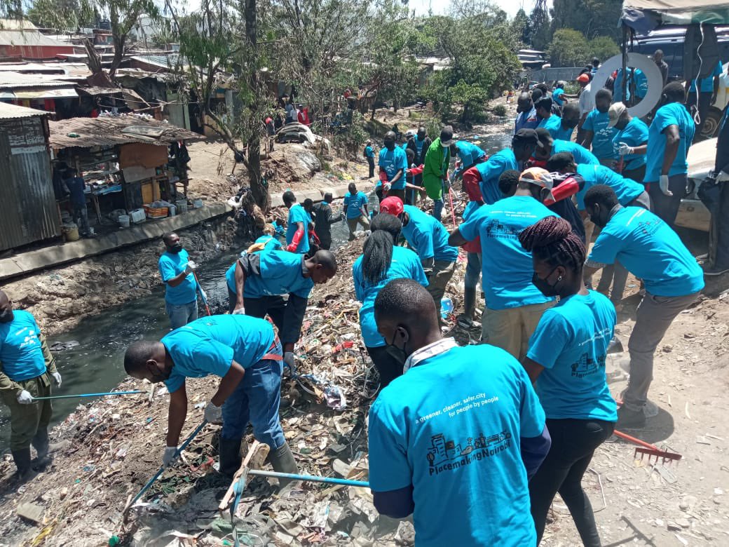 xtrakenyan's tweet photo. Ongoing clean up of river organised by @KDI_Kenya with @UNHABITAT @PlacemakingX taking part ! 
Our rivers, our responsibility! 
Mto wetu, jukumu letu…

#RiveNiLife #IntegratedInclusiveCities 

@barbara_annelyn @PlacemakingNBI @osaclemencia @Kounkuey @UNHABITAT @MianoJN @Arch_KE https://t.co/m6Sb48RDp2