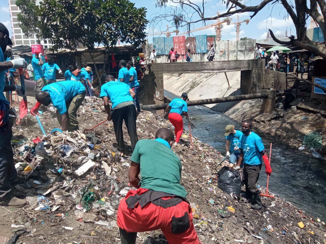 Ongoing clean up of river organised by <a href="/KDI_Kenya/">KDI Kenya</a> with <a href="/UNHABITAT/">UN-Habitat</a> <a href="/PlacemakingX/">PlacemakingX</a> taking part ! 
Our rivers, our responsibility! 
Mto wetu, jukumu letu…

#RiveNiLife #IntegratedInclusiveCities 

<a href="/barbara_annelyn/">Annelyn Barbara Oranga</a> <a href="/PlacemakingNBI/">Placemaking Network Nairobi</a> <a href="/osaclemencia/">osa, CFRE</a> <a href="/Kounkuey/">Kounkuey [KDI]</a> <a href="/UNHABITAT/">UN-Habitat</a> <a href="/MianoJN/">Mīano</a> <a href="/Arch_KE/">Architectural Association of Kenya</a>
